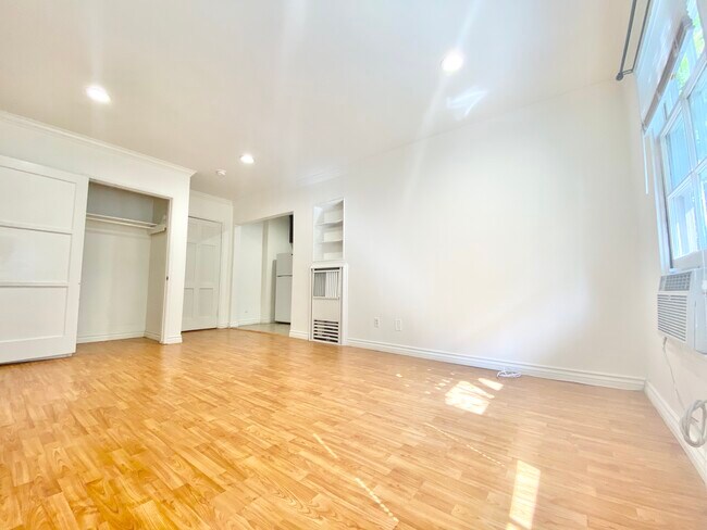 Foto del edificio - 301 N Sycamore Ave
