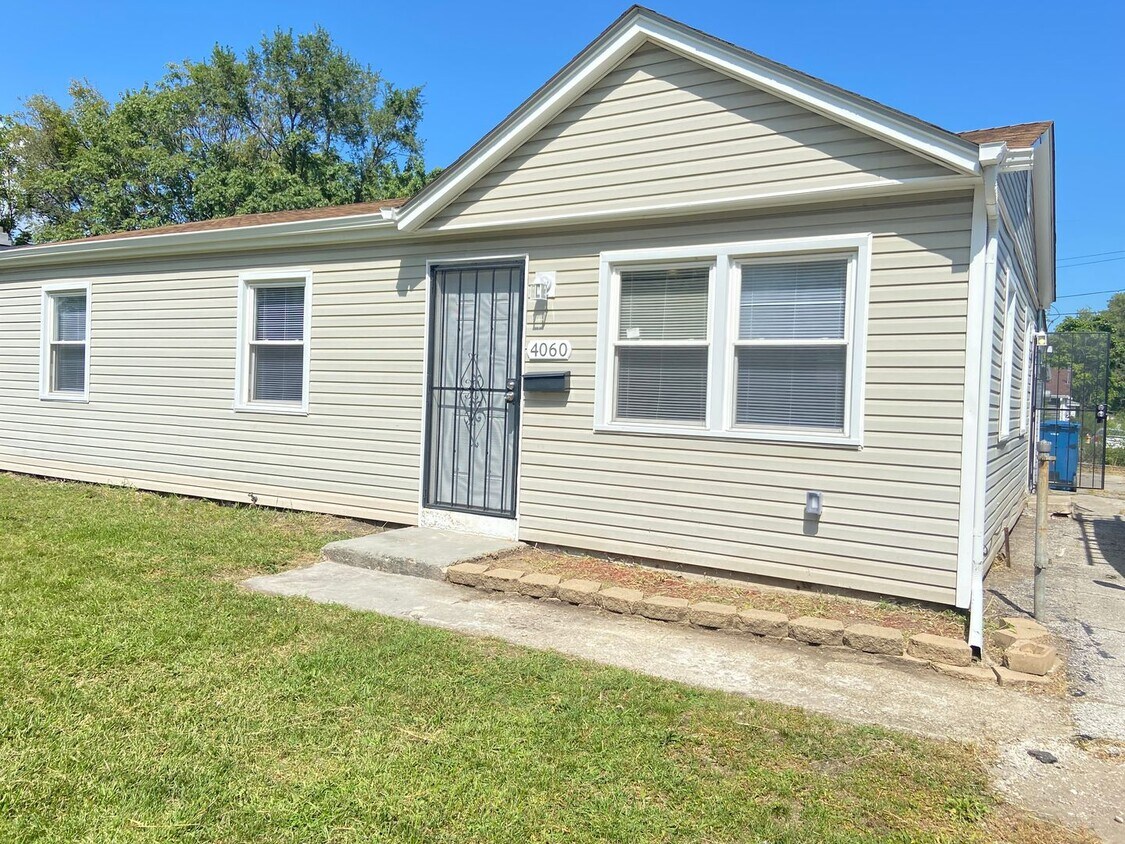 Foto principal - 3 Bedroom Home In Gary
