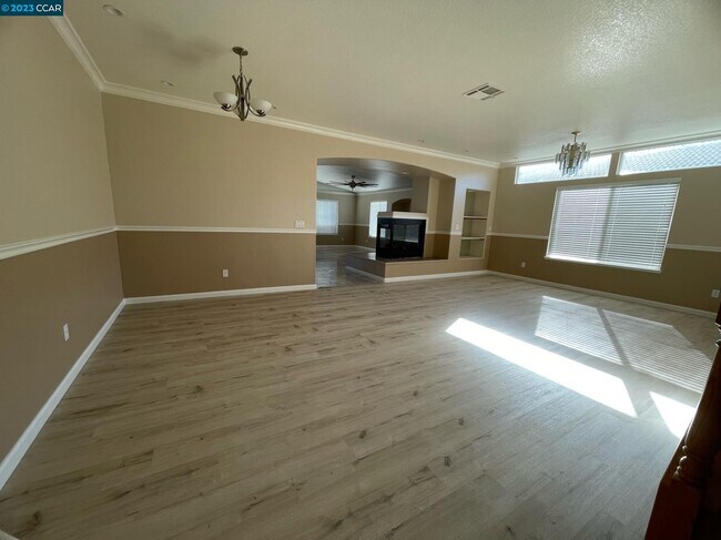 Building Photo - 6439 Eagle Ridge Dr