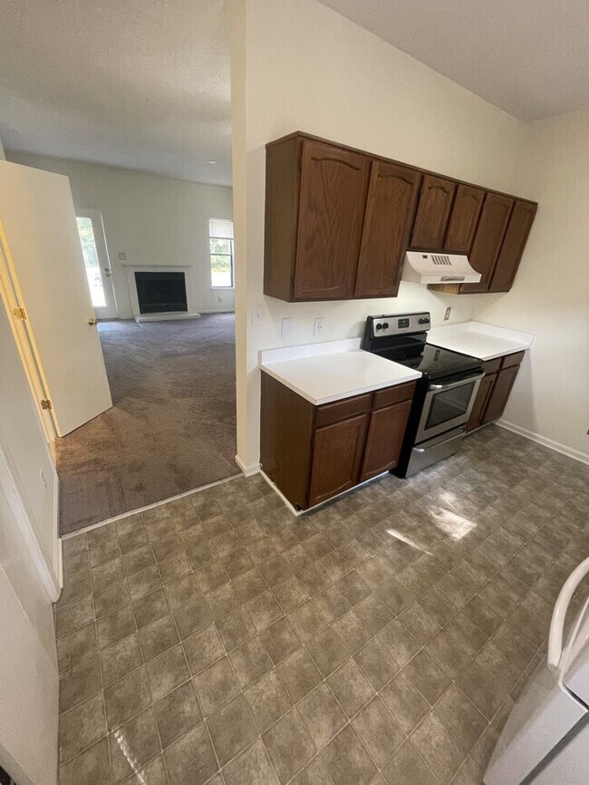 Foto del edificio - 2 bd 2.5 ba end unit townhouse