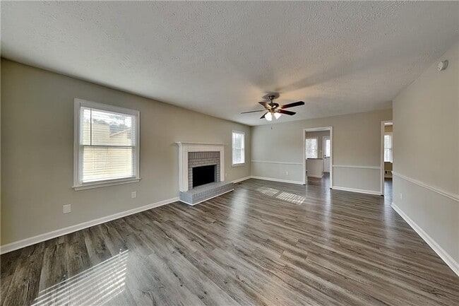 Building Photo - 351 Robin Hood Dr