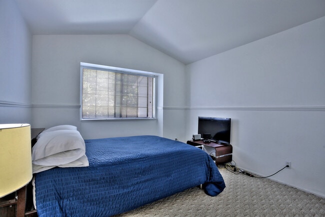 Building Photo - Lovely 2 Story Townhouse in Pinole, CA on cul de sac...