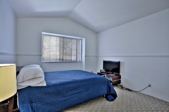 Foto del edificio - Lovely 2 Story Townhouse in Pinole, CA on cul de sac...