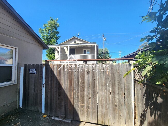 Building Photo - Cute 1 bd/1 ba Sacramento Cottage