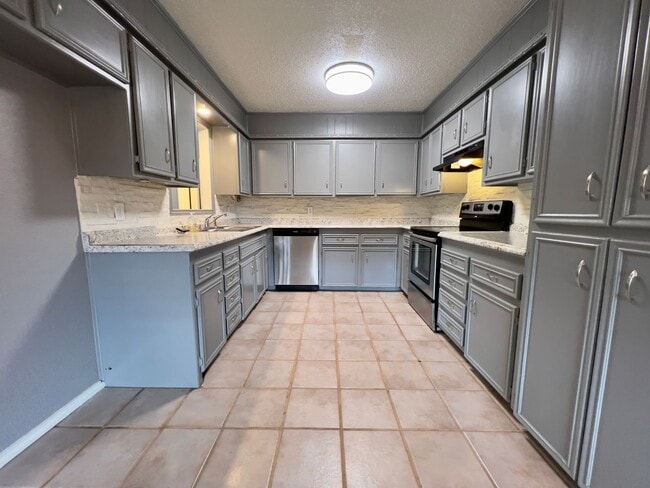 Building Photo - PRE-LEASING FOR JUNE: Great 3/2/2 in North...