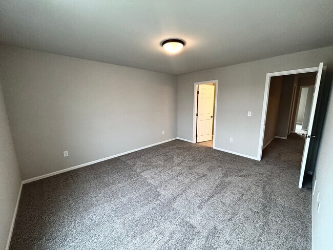 Foto del edificio - Modern Living Meets Comfort – Brand New 3 ...