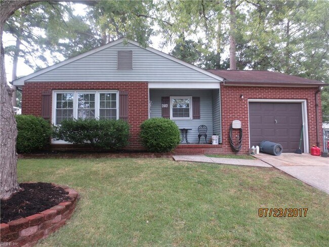 Building Photo - 414 Oakwood Pl