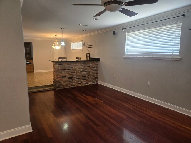 Foto del edificio - 4859 Camelot Dr