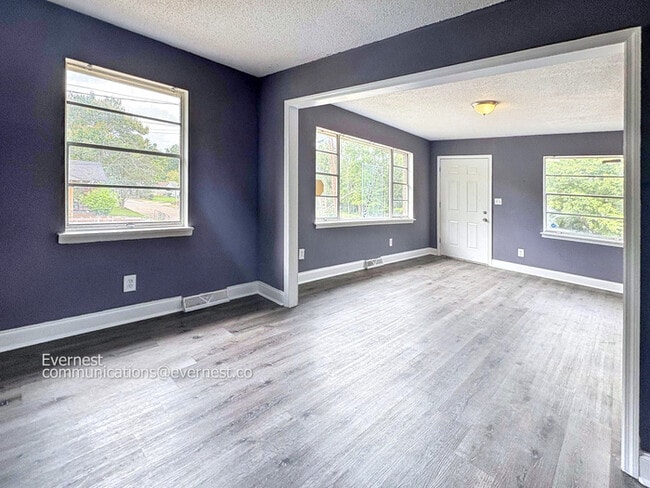 Building Photo - Cozy 4-Bedroom Home with Convenient Locati...