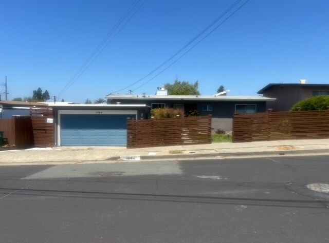 Primary Photo - 1040 E Meadow Ave