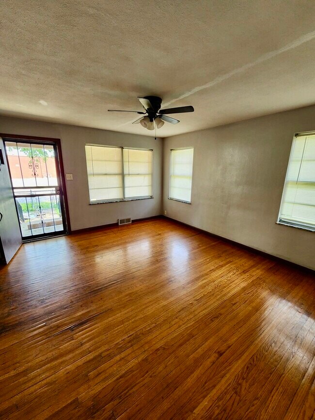 Foto del edificio - Beautiful brick 2 bedroom