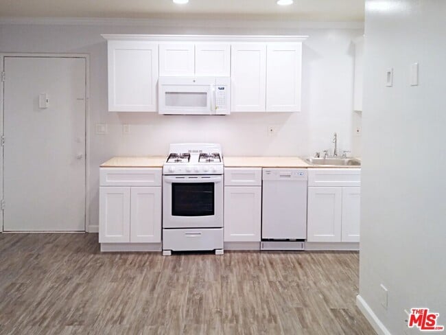 Building Photo - 853 N Hudson Ave