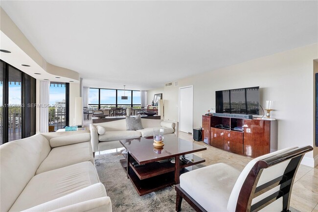 Foto del edificio - 2 Grove Isle Dr