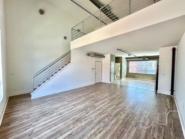 Building Photo - 716 N Santiago St