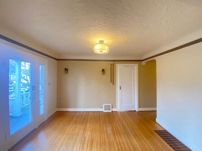 Foto del edificio - Great location! cute bungalow!