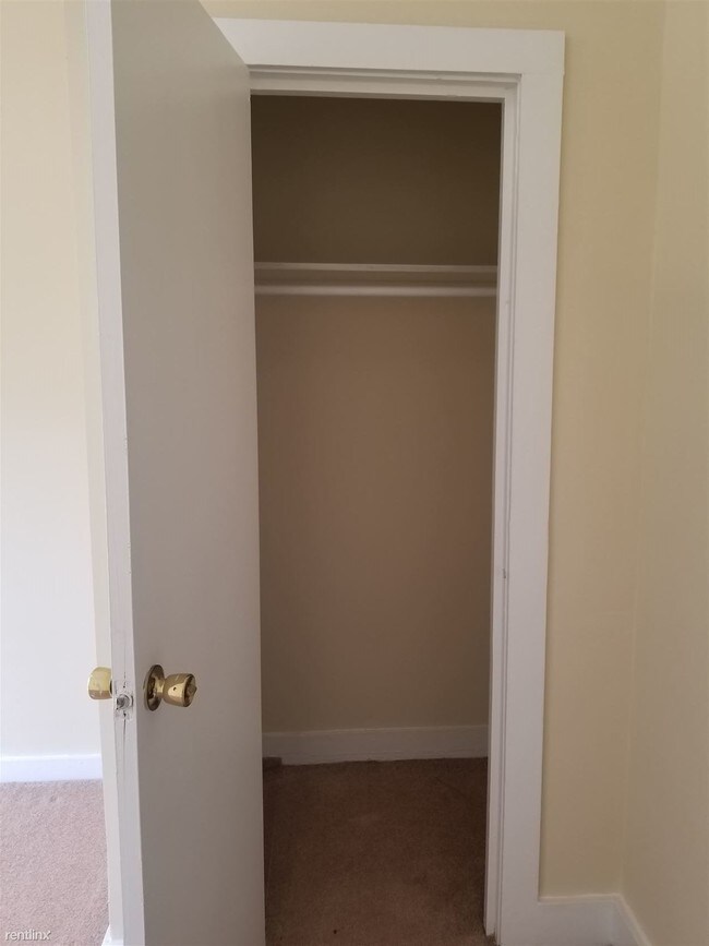 Building Photo - 3 br, 1.5 bath  - 35 Dickerman St 6