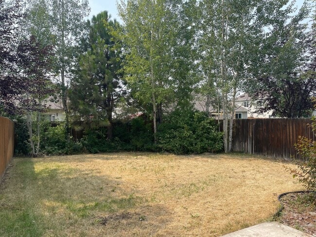 Building Photo - Great Townhouse with a nice yard!