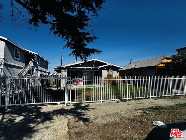 Building Photo - 229 E 85th St