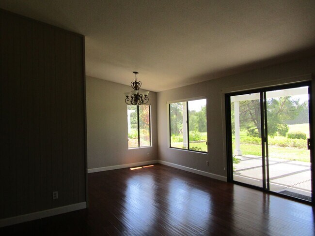 Building Photo - Single level with great golf course views