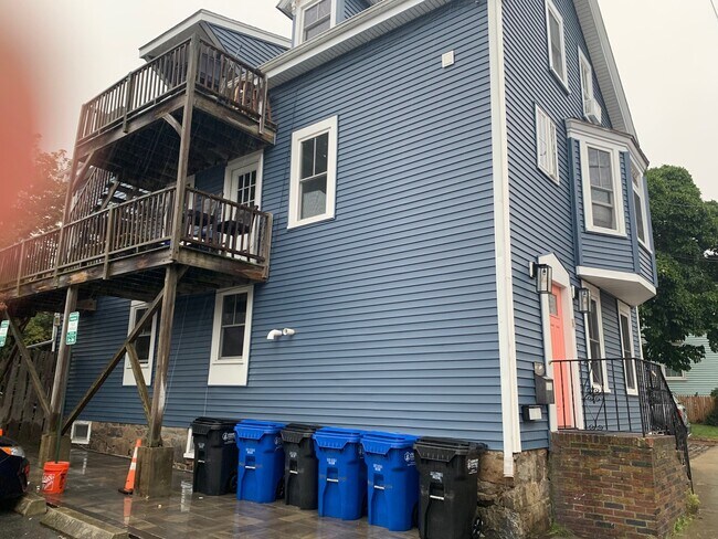 Building Photo - 10 Howard St