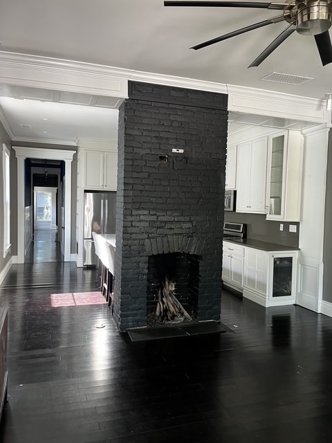 living room - gas fireplace - 1052 E Saint Catherine St
