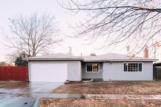 Building Photo - 4888 E Carmen Ave