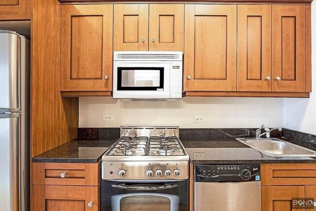 Building Photo - 437 W 54th St