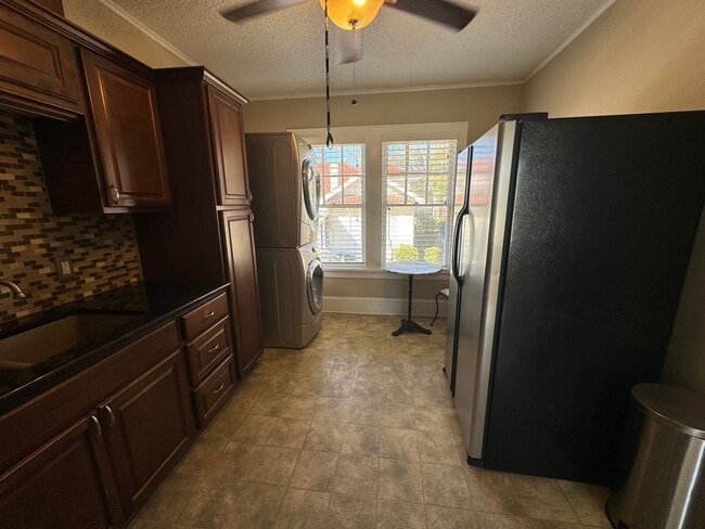 Building Photo - Beautifully Updated Highland Garage Apartment