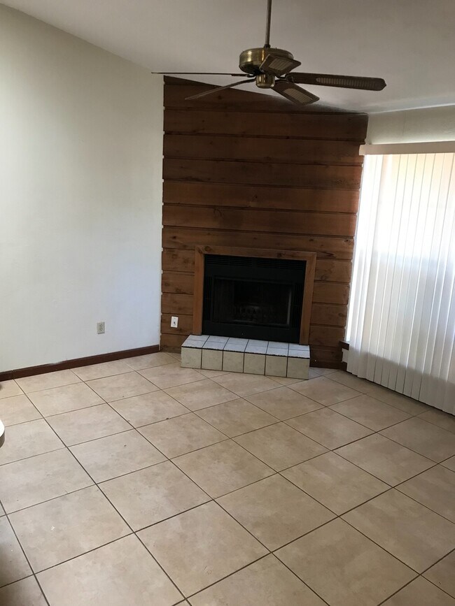 Building Photo - Nice 1BD/ 1BA Located Off Old St. Augustin...