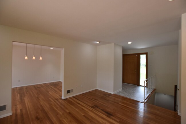 Building Photo - Fantastic 4BR/ 3BA Rambler in Aspen Hill
