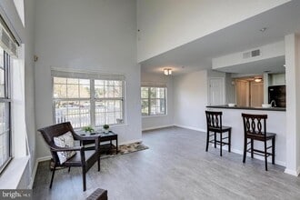 Building Photo - 921 Hillside Lake Terrace