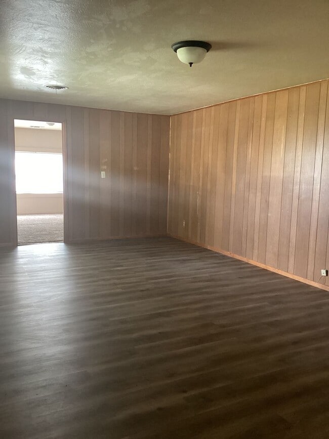 Building Photo - Country living close to town in Portales!