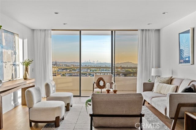 Foto del edificio - 343 Pioneer Dr