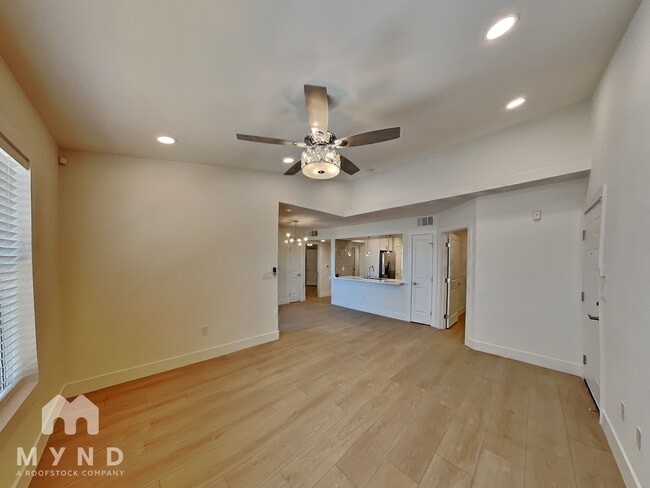 Foto del edificio - 9620 W Russell Rd
