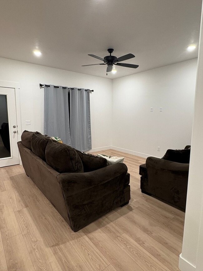 Building Photo - Charming 3BR Townhome in Eagle Mountain