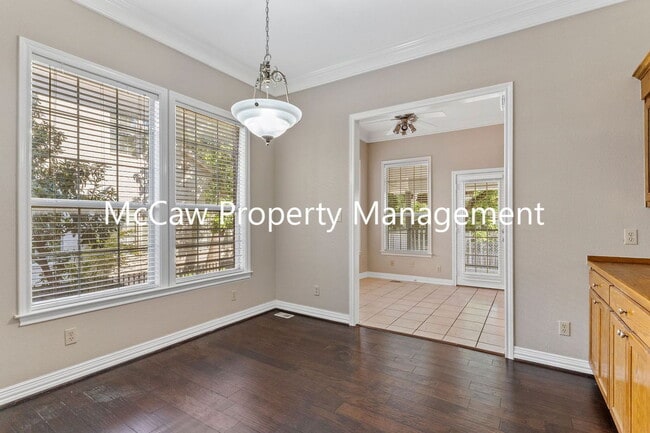 Foto del edificio - 302 W Spring St