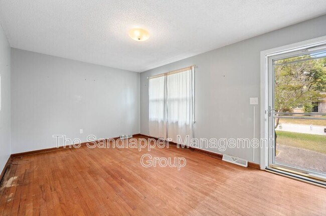 Foto del edificio - 7673 Barclay Ave