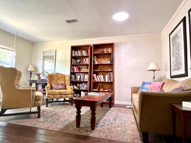 Foto del edificio - 4615 Ribbecke Ave