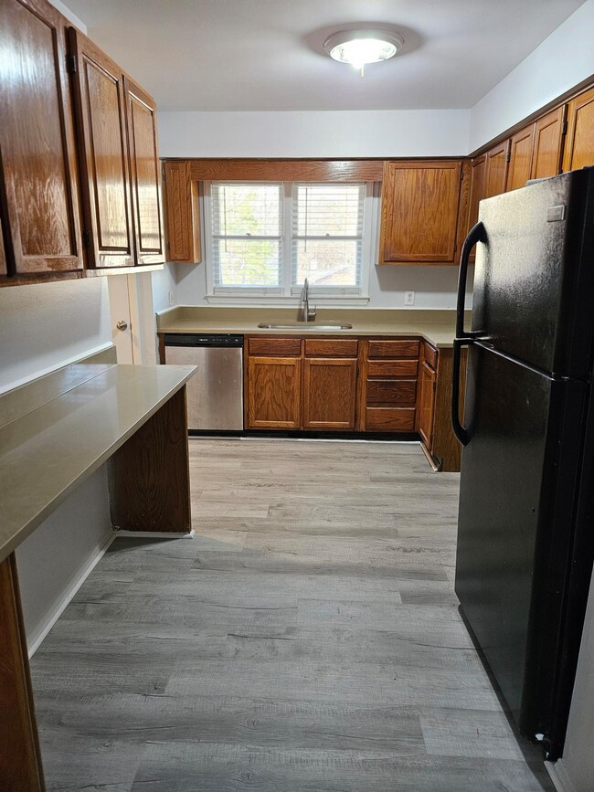 Breakfast bar, quartz countertops - 5308 Wayne St