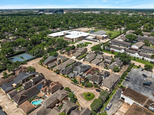 Building Photo - 627 Chadbourne Ct