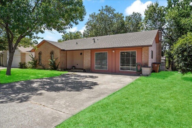 Foto del edificio - 4611 Cedargrove Dr
