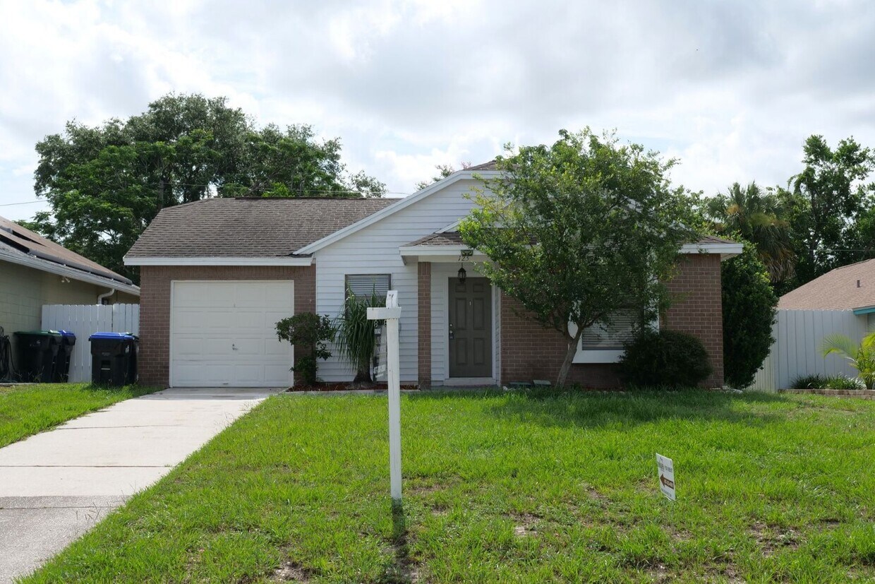 Primary Photo - Spacious & Bright 2BD/1BA Home – Move-In R...