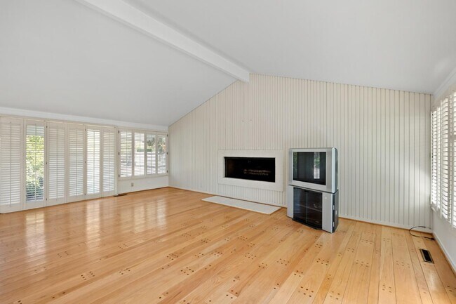 Building Photo - 95 Parkwood Dr
