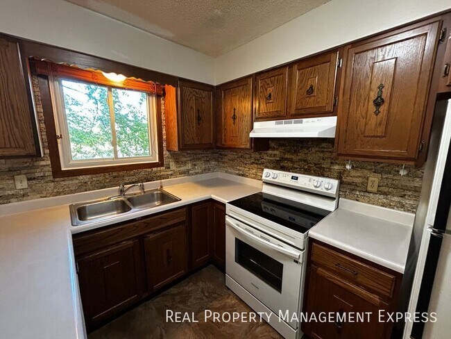 Foto del edificio - 3 Bedroom 2 Bathroom Home with a Fireplace...