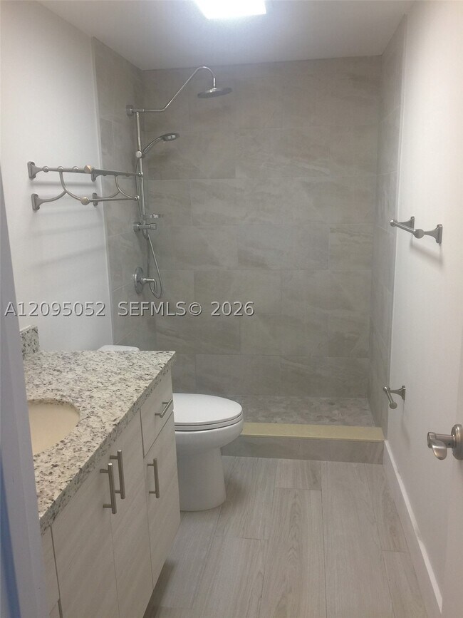 Building Photo - 500 Bayview 621