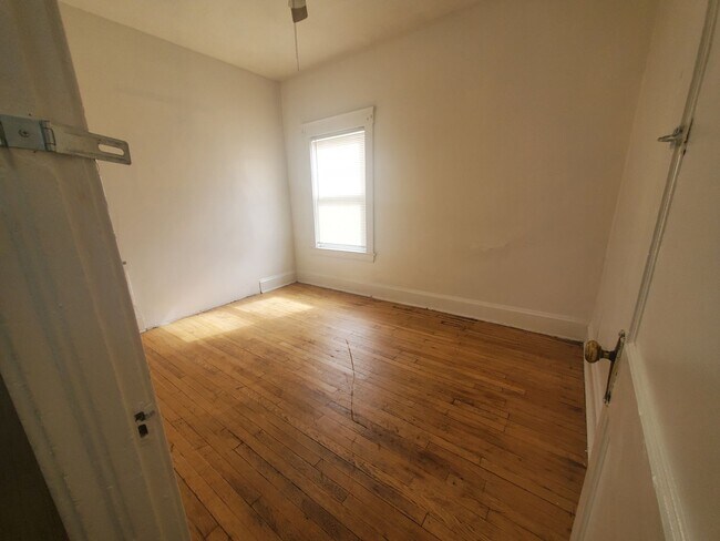 Foto del edificio - 1446 E 115th St