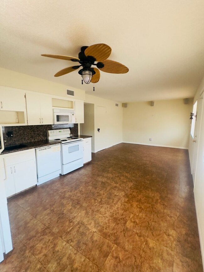Foto del edificio - 2 Bed 2 Bath Duplex Long Term Rental!