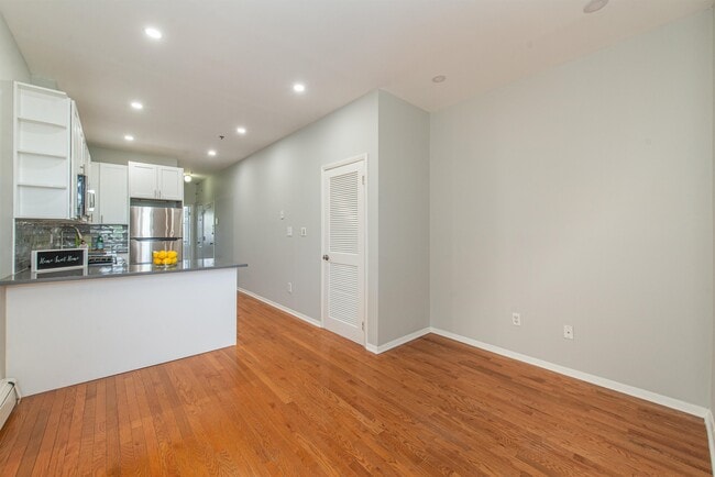 Building Photo - 813 Park Ave