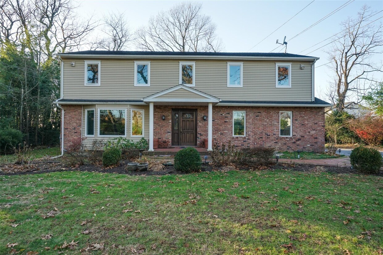 Primary Photo - 1041 Glen Cove Ave