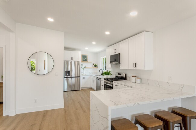 Building Photo - 820 Iris Ave